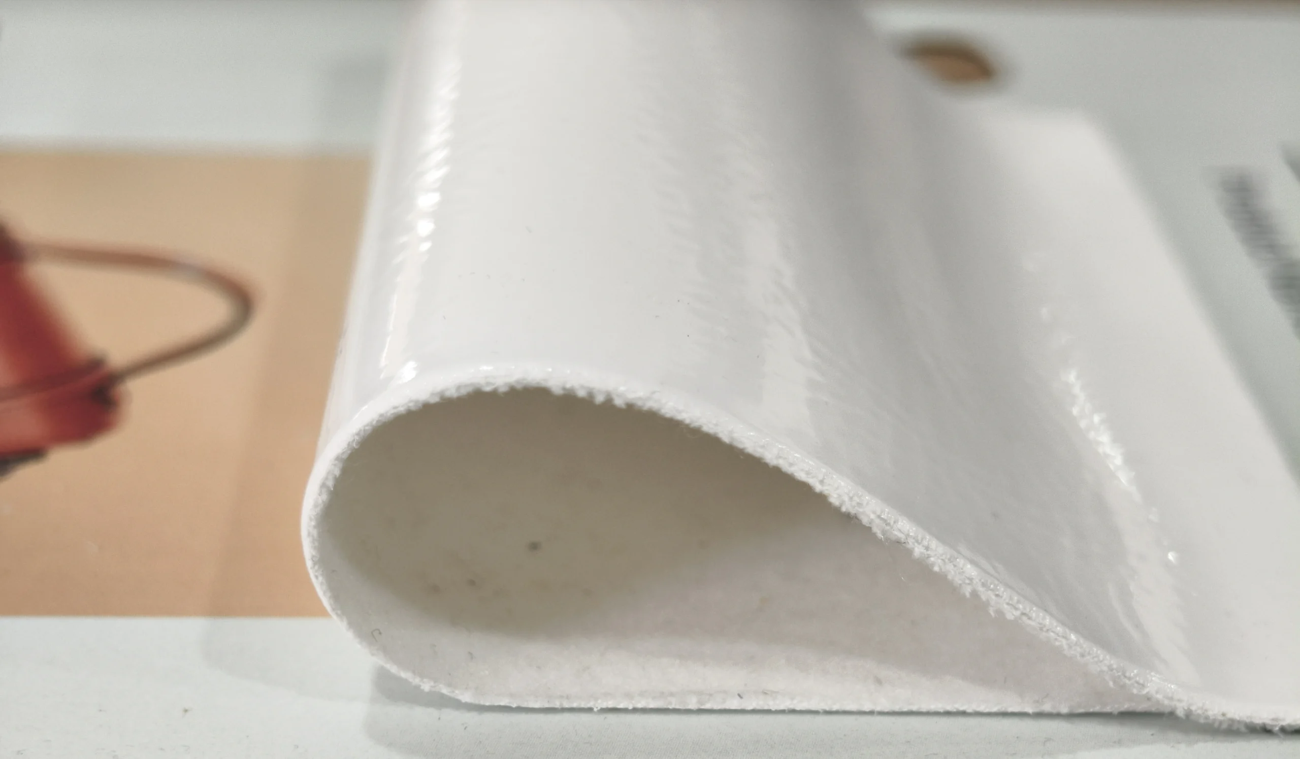 Danhon 0.8mm glossy white wrinkle patent PU leather thickness detail showing flexible PU synthetic leather profile